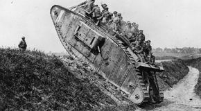 British-soldiers-enjoy-a-jaunt-on-a-british-mark-iv-tank-during-world-war-i-800x620