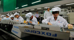 Foxconn_workers